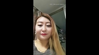 Milf Asiatica Matura: Un'Avventura Da Sola