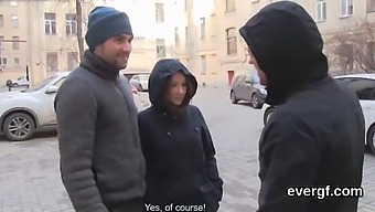 Un Ragazzo Al Verde Si Gode Un Trio Con La Sua Splendida Fidanzata Per Soldi.