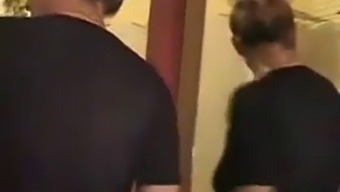 Matrigna E Figlio In Un Incontro In Bagno Caldo