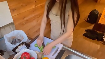 Tři Muži Potěší Ženu V Krátké Sukni