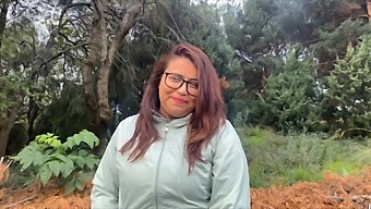 Sokakta Yakalanan Milf Hemşire, Para Karşılığında Arabada Sakso Çekiyor