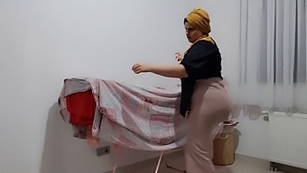 Üvey Annemin Büyük Arka Ucuna Bayılıyorum