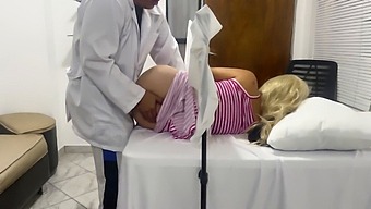 Úžasná Manželka Svedena Perverzním Gynekologem A Nahrána, Jak Je Šukána Afrodiziakem