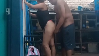 Sorprendo Inaspettatamente La Mia Suocera Che Fa Il Bucato E Non Posso Fare A Meno Di Fare Sesso Con Lei Mentre È Completamente Vestita