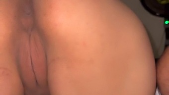 Moje Přítelkyně Přebírá Pozici Zezadu A Rozepíná Pyžamo, Aby Odhalila Svou Vagínu Pro Sexuální Potěšení