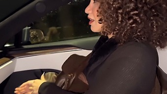 La Giovane Moglie È Infedele E Suo Marito La Fa Scopare Con Uno Sconosciuto In Macchina.